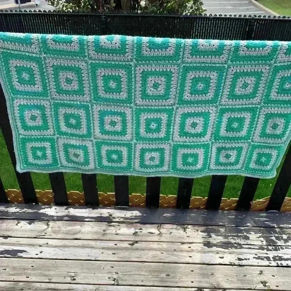Quilt. Beautiful handmade vintage crochet throw